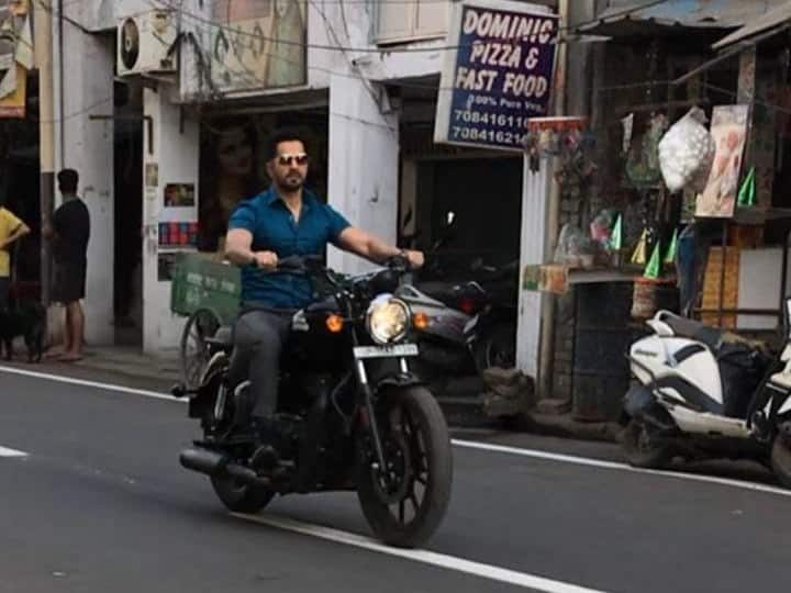 Kanpur traffic police cut challan Bollywood actor Varun Dhawan had to drive without helmet expensive ann Kanpur News: बॉलीवुड एक्टर वरुण धवन को बिना हेलमेट गाड़ी चलाना पड़ा महंगा, ट्रैफिक पुलिस ने काटा चालान