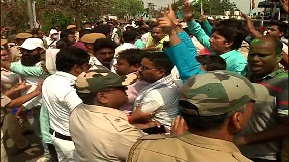 Asansol Bypoll Result: আসানসোলে গণনাকেন্দ্রের বাইরে পুলিশের গাড়িতে ইট! রিপোর্ট তলব কমিশনের।Bangla News
