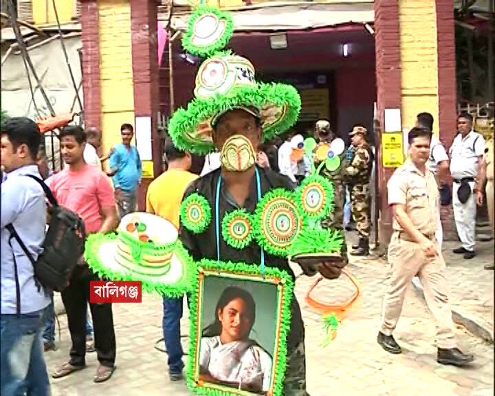 আসানসোল থেকে বালিগঞ্জ, সর্বত্র তৃণমূল নেত্রীকে কুর্ণিশ জানাচ্ছেন তৃণমূলকর্মীরা। উড়ছে সবুজ আবির। সবুজ বেলুন।