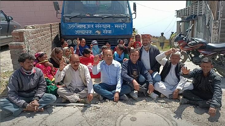 Water Crisis In Mussoorie: मसूरी की सपेरा बस्ती में पानी को तरसा 85 परिवार, सुनवाई नहीं होने पर धरने पर बैठे लोग