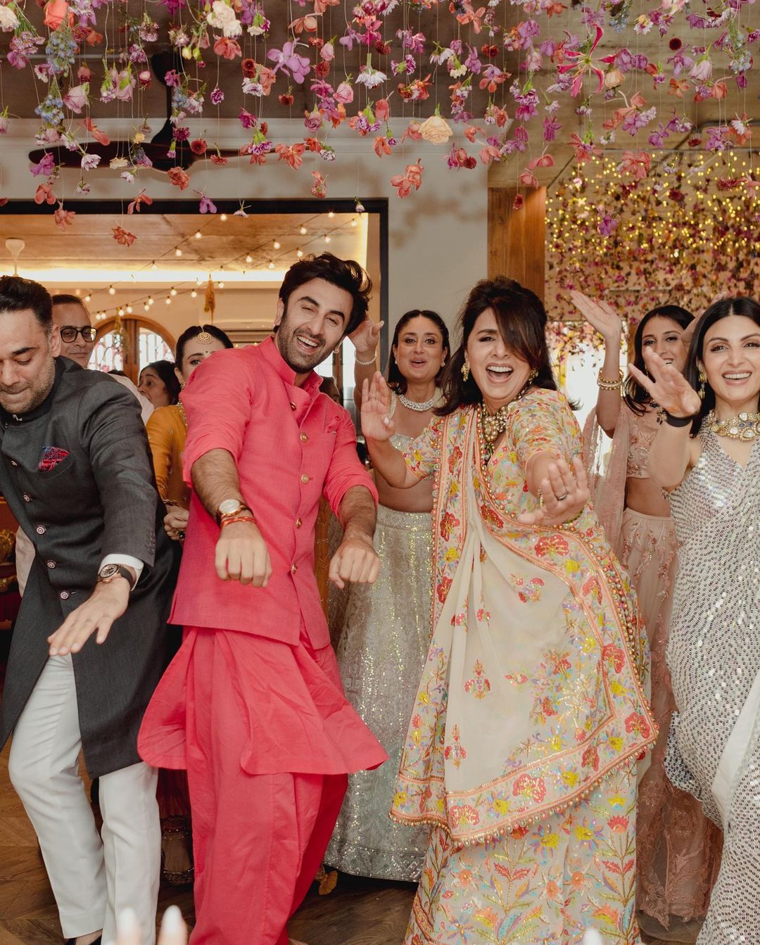 Alia Ranbir Wedding: शादी में ऋषि कपूर की तस्वीर लिए दिखे रणबीर कपूर, पिता को याद कर यूं हुए इमोशनल