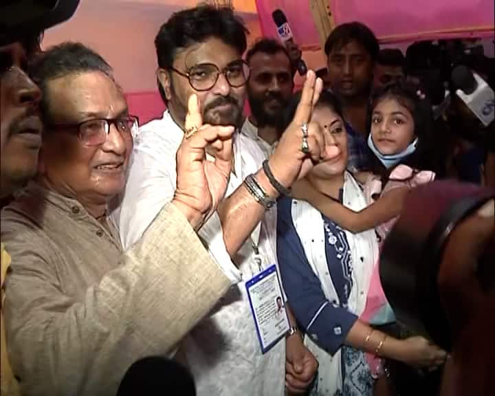 বাবুল সুপ্রিয়কে দেখা গেল পরিবারের সঙ্গে আনন্দ করতে।