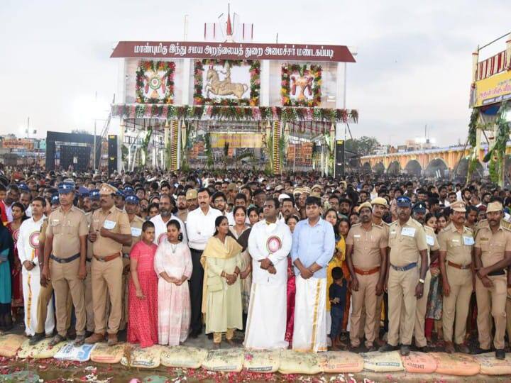 கள்ளழகர் வைகை ஆற்றில் இறங்கும் நிகழ்வை காண மதுரை ஆட்சியர் அனீஷ் சேகர் மற்றும் மாநகராட்சி ஆணையர் கார்த்திகேயன்.