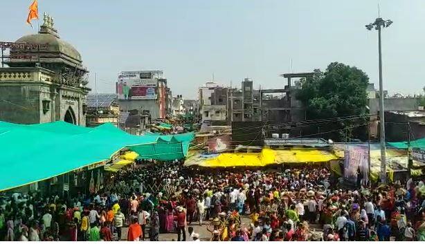 Tuljapur TuljaBhawani chaitra purnima : आज चैत्री पौर्णिमा आहे. चार दिवसाच्या सलग सुट्ट्यामुळे तुळजापूरात भाविकांनी गर्दी केली आहे. 