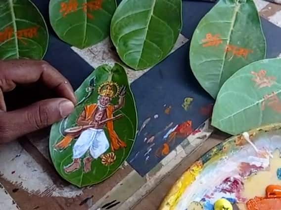 Photo: Hanuman Jayanti 2022: The artist of Devgarh drew Hanuman's picture on the cotton page!
