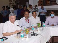 MP News: रेलमंत्री अश्विनी वैष्णव ने खजुराहो में की अहम बैठक, स्टेशन पहुंचकर यात्रियों से की बात, वीडियो वायरल