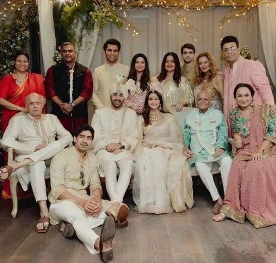 रणबीर आलिया और भट्ट परिवार का ये फोटो भी काफी पसंद किया जा रहा है. इस फोटो में अयान मुखर्जी, करण जौहर भी नज़र आ रहे हैं.
