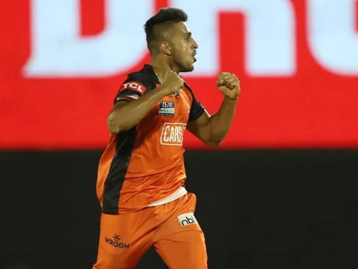 SRH Pacer Umran Malik becomes the first player to win Man Of The Match Award in losing cause in IPL 2022 Umran Malik in IPL 2022 : उम्रानच्या वेगाने केली किमया, पहिल्यांदाच पराभूत संघातील खेळाडूला मिळालं 'प्लेयर ऑफ द मॅच' अवार्ड