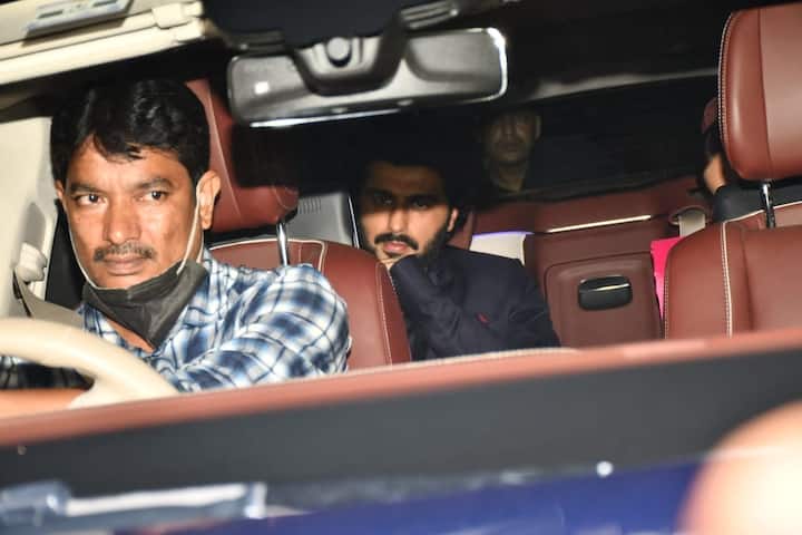 বলিউডের দুই জনপ্রিয় তারকার রিসেপশন পার্টি। আর সেখানে একে একে প্রবেশ করতে দেখা যাচ্ছে বলিউডের তারকাদের।