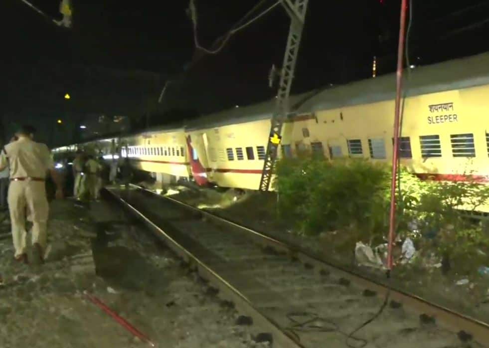 Mumbai Train Derailment Rail way Accident At Matunga Mumbai मुंबईतील एक्स्प्रेस अपघातानंतर लांब पल्ल्याच्या गाड्यांचा खोळंबा, या एक्सप्रेस रद्द 