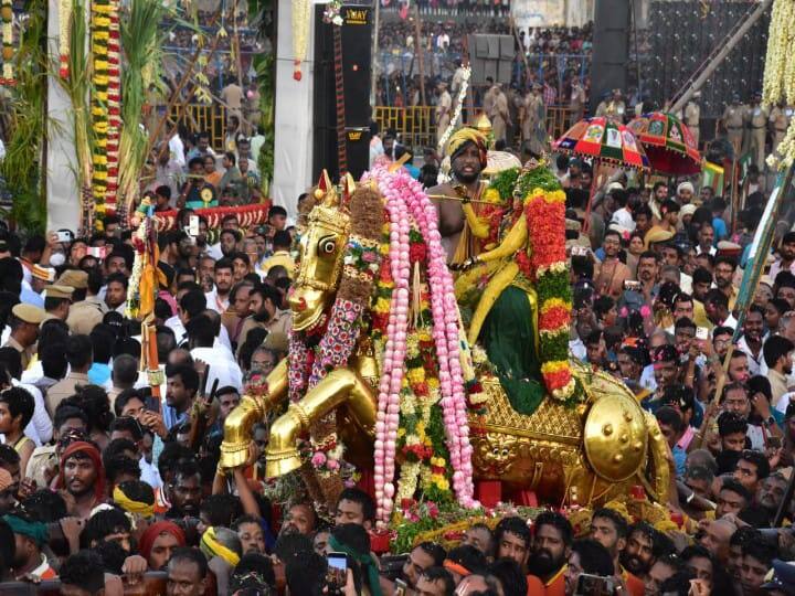 கம்பீரமாக தங்க குதிரையில் அழகர் ஆற்றில் இறங்கினார்.