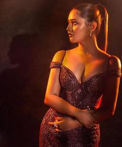 રેડ ડ્રેસમાં રશ્મિ દેસાઇનો જોવા મળ્યો ખૂબ જ હોટ અંદાજ, જુઓ તસવીરો