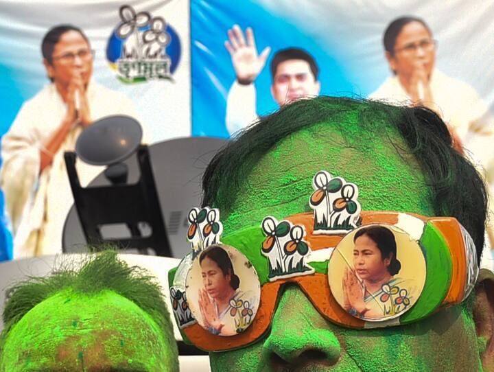 আসানসোলে এক লক্ষের বেশি ভোটে এগিয়ে তৃণমূল প্রার্থী শত্রুঘ্ন সিন্হা। এই পরিস্থিতিতে আগাম জয়ের আনন্দে মাতল ঘাসফুল শিবির।