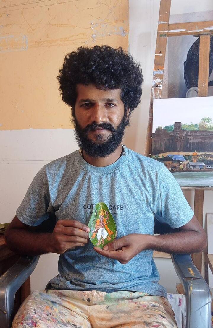 सिंधुदुर्ग जिल्ह्यातील देवगडमधील चित्रकार अक्षय मेस्त्री या कलाकाराने रुईच्या पानावर हनुमानाचे चित्र रेखाटलं आहे.