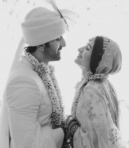 शादी के बाद दोनों एक-दूसरे को आंखों में आंखें डालकर निहारते रहे. यह ब्लैक एंड वाइट फोटो फैन्स के दिल में बस गई है.