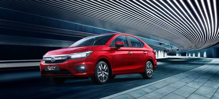 होंडा ने हाल ही में अपनी होंडा सिटी का हाइब्रिड वर्जन भारत में पेश किया है. कंपनी ने दावा किया है कि यह कार 26km से ज्यादा का माइलेज देने में सक्षम है. चलिए, इसके बारे में तस्वीरों के साथ आपको कुछ और जरूरी बातें बताते हैं.