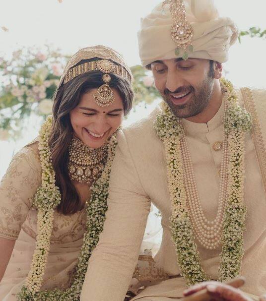दोनों ने शादी की हर रस्म को जमकर एन्जॉय किया. तस्वीरों से साफ दिख रहा है कि आलिया रणबीर के साथ कितनी खुश हैं.