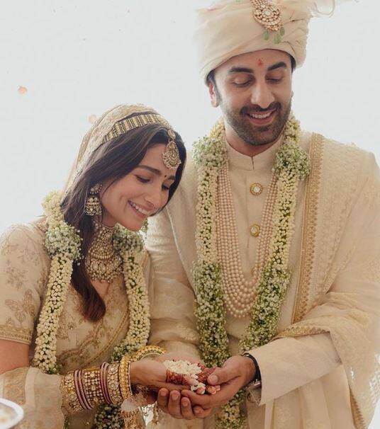 आलिया और रणबीर ने शादी के दौरान सब्यसाची मुखर्जी के डिज़ाइन किए हुए आउटफिट्स चुने. आलिया जहां वाइट और गोल्ड साड़ी में बेहद खूबसूरत दिखाई दीं तो वहीं वाइट शेरवानी में रणबीर भी हमेशा की तरह हैंडसम लगे.