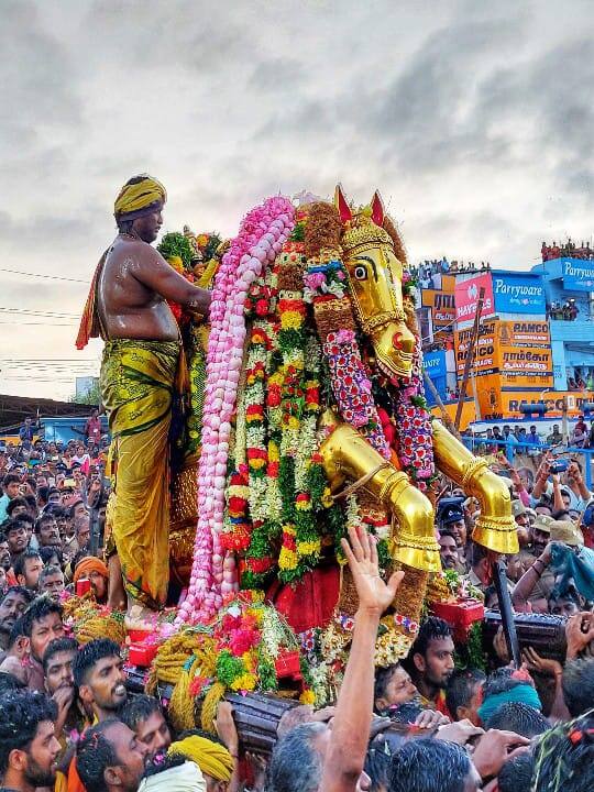 தங்க குதிரையும் பளபளக்குது, எங்க மதுரையும் ஜொலி, ஜொலிக்குது..,!