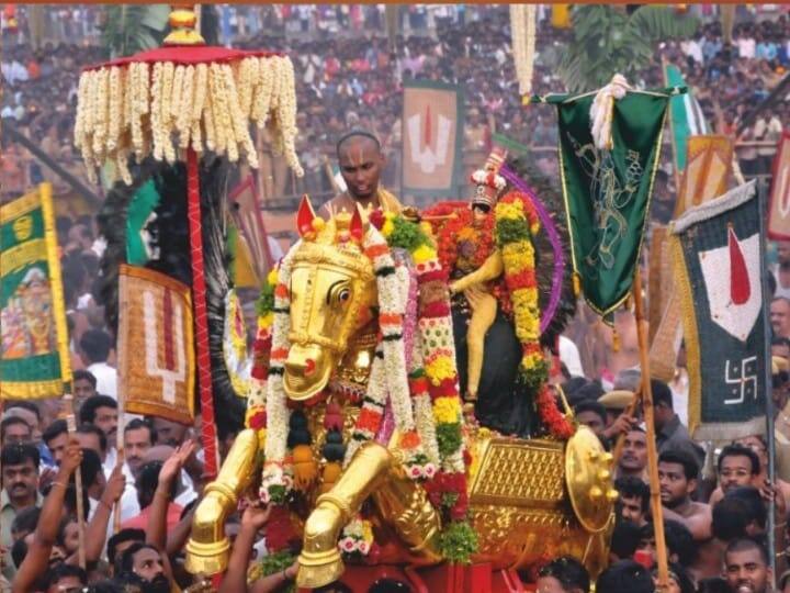 பச்சை வண்ணன் பவளக்கனிவாய்ப்பெருமான் இச்சையுடன் இசைந்தவரைக் காக்கும் அழகன் பச்சை வண்ணப் பட்டுடுத்தித் பரியில் ஏறி இச்சகத்தோர் வாழ்ந்திடவே வைகை சேர்ந்தான்