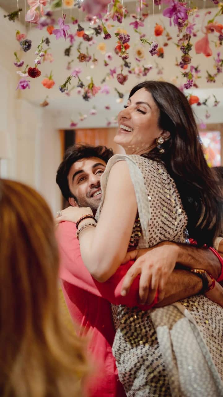 Kudos to the photographer who beautifully captured this priceless moment of Ranbir lifting up Riddhima in his arms.