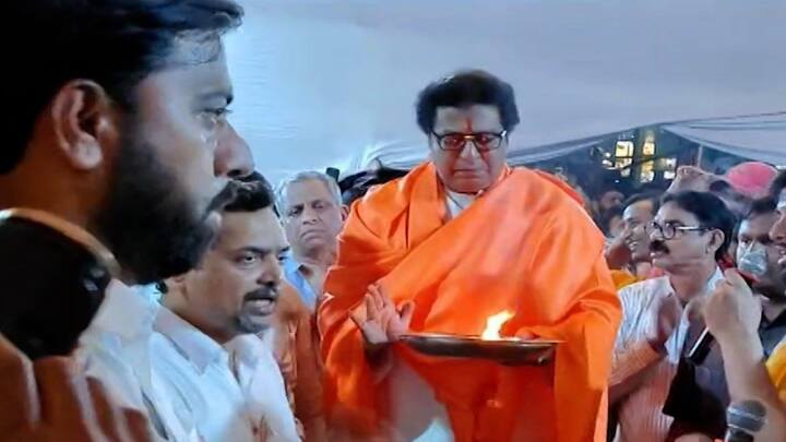 3 मे पर्यंत मशिदीवरचे भोंगे उतरवा, अन्यथा देशभरात हनुमान चालिसा लावणार, या भूमिकेवर राज ठाकरे ठाम आहेत. त्याच पार्श्वभूमीवर आज राज ठाकरे यांच्या हस्ते पुण्यात  महाआरती झाली.