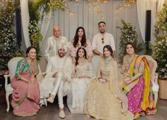 भट्ट परिवार के सदस्यों और कपूर परिवार ने भी न्यूली वेड कपल रणबीर और आलिया के साथ ये बेहतरीन फोटो क्लिक करवाई.