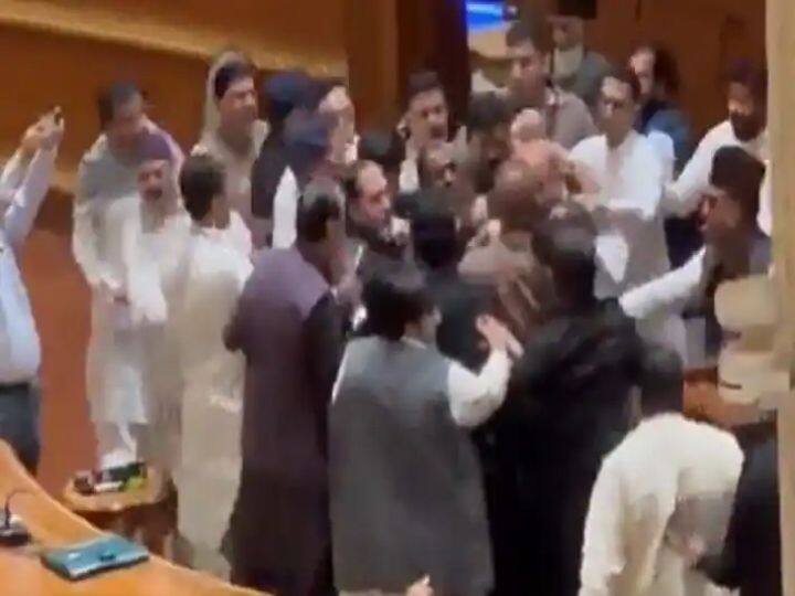 pakistan-deputy-speaker-punjab-assembly-attacked-by-mpas-upon-his-arrival-in-the-punjab-assembly.1 Pakistan: इम्रानच्या पक्षाच्या आमदारांनी पंजाब विधानसभेत उपसभापतींवर केला हल्ला