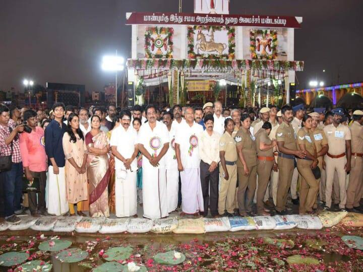 கள்ளழகர் வைகை ஆற்றில் இறங்கும் நிகழ்வை காண அமைச்சர் மூர்த்தி மற்றும் அதிகாரிகள்.