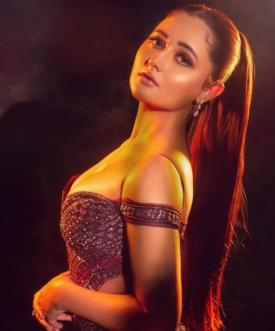 Rashmi Desai appeared in a very hot style in red dress, see photos