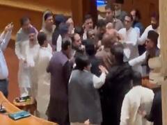 Pakistan Punjab : పాకిస్థాన్‌లో అంతే - అసెంబ్లీలో స్పీకర్‌నే చెప్పులతో కొట్టారు !