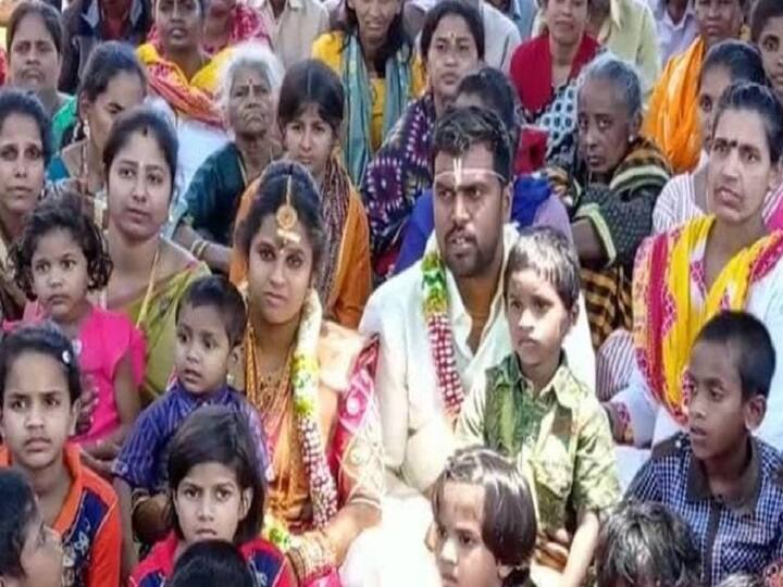 couple got married after providing welfare assistance to destitute children and disabled street performers near Pennagaram. தருமபுரியில் ஆதரவற்ற குழந்தைகள் புடைசூழ திருமணம் செய்து கொண்ட தம்பதி