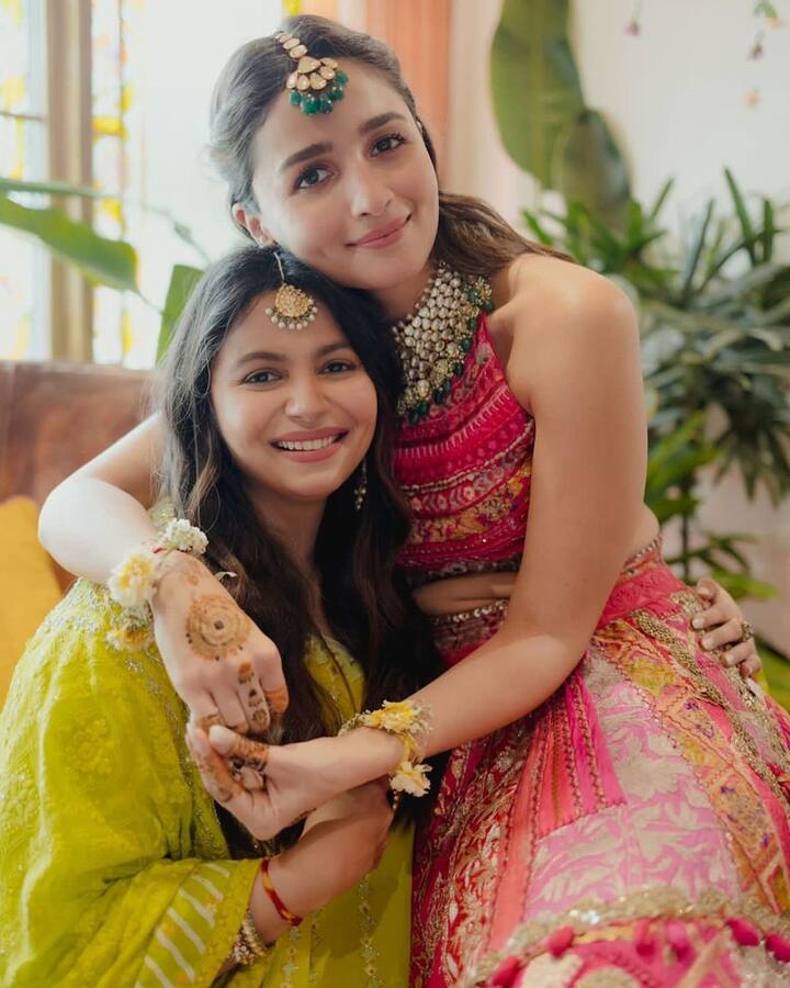 Both Alia and Shaheen look picture perfect in this beautiful click shared by fashion designer Manish Malhotra.