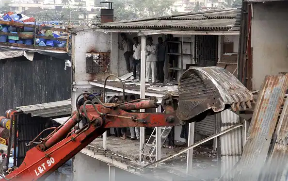 Gujarat News  Bulldozers raze encroachments of riot accused in Khambhat Gujarat News : रामनवमी के दिन हिंसा करने वालो की अब खैर नहीं, अवैध कब्जों पर चलाए गए बुलडोजर