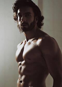 शर्टलेस तस्वीरों में दिखी रणवीर सिंह की किलर बॉडी, देखें तस्वीरें