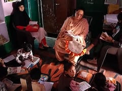 Firozabad: फिरोजाबाद के सरकारी स्कूल में नहीं है बिजली का कनेक्शन, बच्चे गर्मी से तरबतर होकर पढ़ाई करने को मजबूर