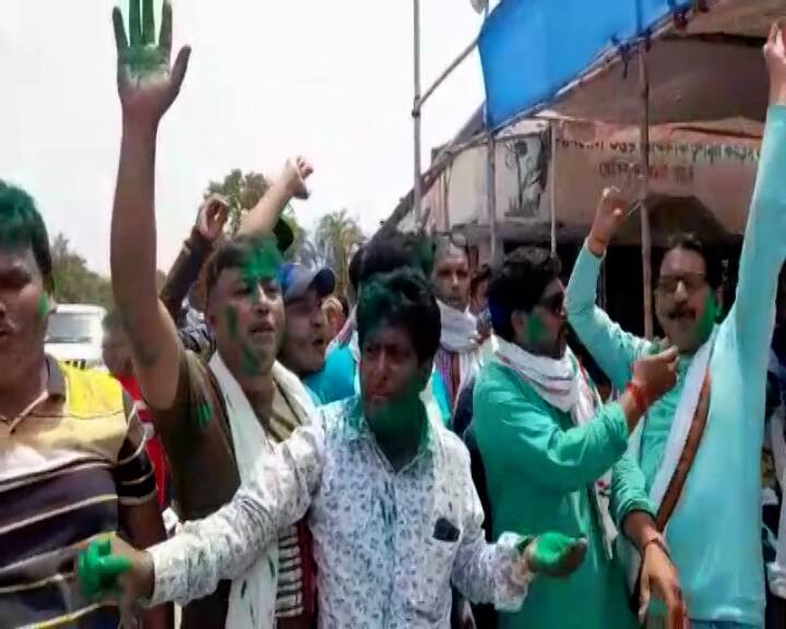 সবুজ আবির ও দলীয় পতাকা নিয়ে আনন্দে মেতেছেন কর্মীরা।