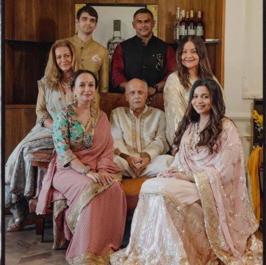 शादी के बाद भट्ट फैमिली का फोटो भी सामने आया है जिसमें पूरा परिवार पोज़ करता दिख रहा है. तस्वीर में महेश भट्ट, सोनी राजदान, शाहीन भट्ट, पूजा भट्ट और राहुल भट्ट नज़र आ रहे हैं.