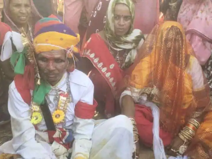 ਰਾਜਸਥਾਨ 'ਚ ਅਨੋਖਾ ਵਿਆਹ, 80 ਸਾਲਾ ਬਜ਼ੁਰਗ ਦੀ ਬਾਰਾਤ 'ਚ ਪੋਤੇ-ਪੋਤੀਆਂ ਨੇ ਕੀਤਾ ਡਾਂਸ , ਜਾਣੋ ਪੂਰਾ ਮਾਮਲਾ ਰਾਜਸਥਾਨ 'ਚ ਅਨੋਖਾ ਵਿਆਹ, 80 ਸਾਲਾ ਬਜ਼ੁਰਗ ਦੀ ਬਾਰਾਤ 'ਚ ਪੋਤੇ-ਪੋਤੀਆਂ ਨੇ ਕੀਤਾ ਡਾਂਸ , ਜਾਣੋ ਪੂਰਾ ਮਾਮਲਾ