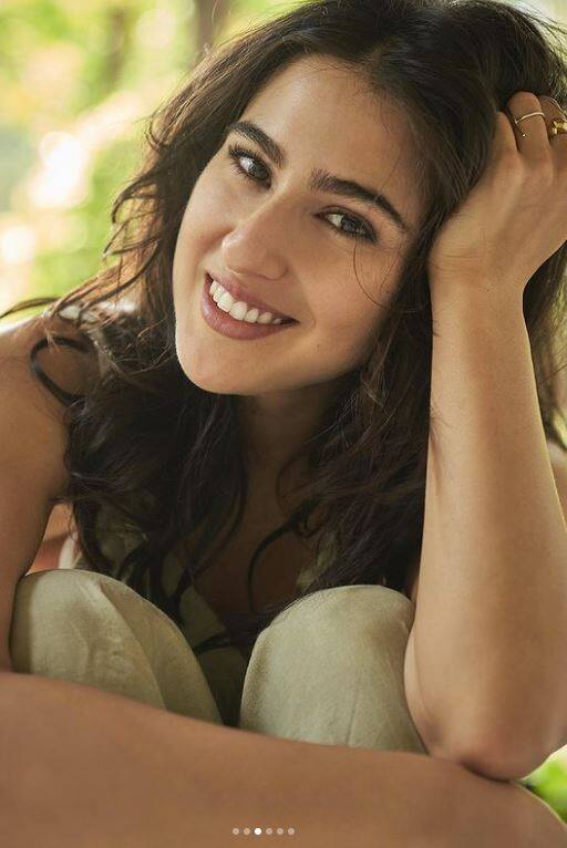 ਇਨ੍ਹਾਂ ਤਸਵੀਰਾਂ 'ਚ ਸਾਰਾ ਅਲੀ ਖਾਨ ਵਾਈਟ ਅਤੇ ਬ੍ਰਾਊਨ ਸਟ੍ਰਿਪਡ ਬਿਕਨੀ 'ਚ ਨਜ਼ਰ ਆ ਰਹੀ ਹੈ।