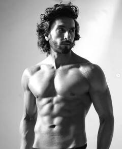 शर्टलेस तस्वीरों में दिखी रणवीर सिंह की किलर बॉडी, देखें तस्वीरें