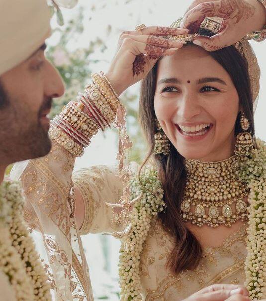 रणबीर कपूर और आलिया भट्ट पिछले पांच साल से एक-दूसरे के साथ रिलेशन में थे. दोनों की शादी देखना रणबीर के पिता ऋषि कपूर का सपना था.