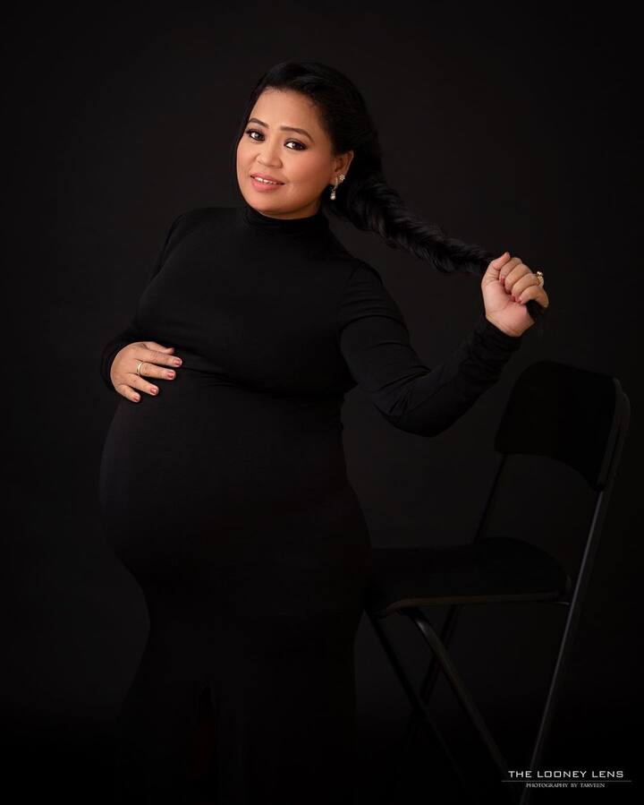 भारती सिंहने कामावर येताच पापाराझींसमोर आपल्या मनातील भावना व्यक्त केल्या आणि म्हणाली की, बाळाला घरी सोडताना ती खूप रडली.(photo: bharti.laughterqueen/ig)