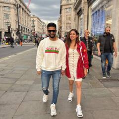 पति के साथ हाथ में हाथ थामे लंदन की सड़कों पर घूमती दिखीं Sargun Mehta, तस्वीरों में दिखा रोमांटिक अंदाज