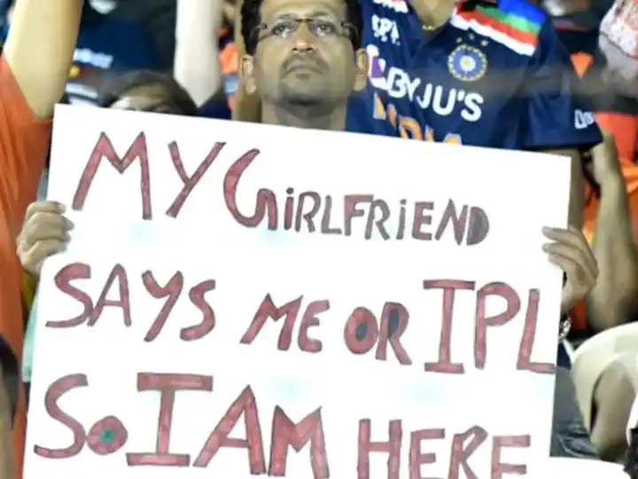 IPL 2022: Man raise the poster of Girlfriend asks me or IPL IPL 2022: 'ਗਰਲਫਰੈਂਡ ਨੇ ਮੈਨੂੰ ਪੁੱਛਿਆ ਮੈਂ ਜਾਂ IPL..'  ਮੁੰਬਈ ਅਤੇ ਲਖਨਊ ਦੇ ਮੈਚ 'ਚ ਵਿਅਕਤੀ ਨੇ ਪੋਸਟਰ ਲਹਿਰਾ ਕੇ ਦਿੱਤਾ ਜਵਾਬ