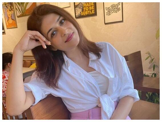 Shraddha Das: పింక్ షార్ట్స్, వైట్ షర్ట్ - శ్రద్ధాదాస్ హాట్ లుక్ Shraddha Das: పింక్ షార్ట్స్, వైట్ షర్ట్ - శ్రద్ధాదాస్ హాట్ లుక్