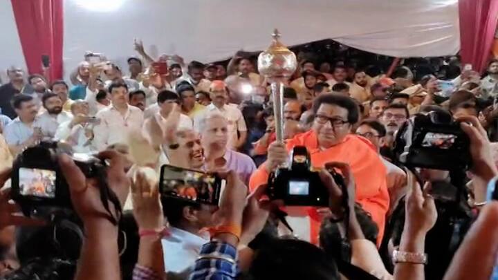 आयोजकांनी भगवी शाल आणि गदा देऊन राज ठाकरे यांचे स्वागत केले. शिवाय ढोलताशांच्या गजरात राज ठारे यांचं स्वागत करण्यात आलं.