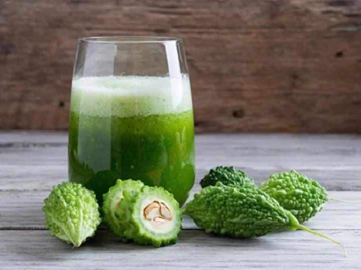 सर्व प्रथम कारल्याची साल सोलून घ्या. कडवटपणा दूर करण्याचा हा सर्वात सोपा मार्ग आहे. कारल्याची संपूर्ण कडू त्वचा काढून टाका. त्यातच सर्वात जास्त कडूपणा असतो. या सालींमध्ये थोडे मीठ टाकून उन्हात वाळवा आणि मसाला लावून तळून खा. भरलेली कारली बनवताना त्याचा सारणात वापर करता येतो.
