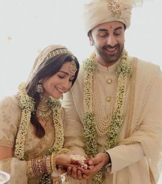 આલિયા અને રણબીરે લગ્નના દરેક રીવાજને સારી રીતે માણ્યો હતો. ફોટોમાં સ્પષ્ટ જણાય છે કે આલિયા રણબીર સાથે કેટલી ખુશ છે.
