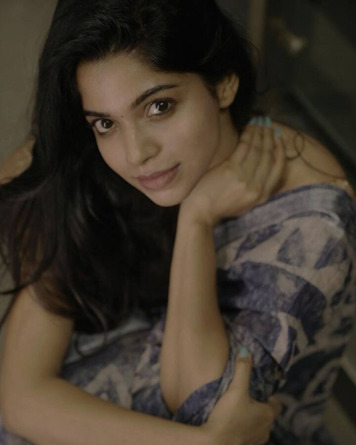 இப்படி உன்னை ஏந்திக் கொண்டு.. இந்திர லோகம் போய் விடவா... இடையில் கொஞ்சம் வலி எடுத்தாலும்.. சந்திர தரையில் பாயிடவா?